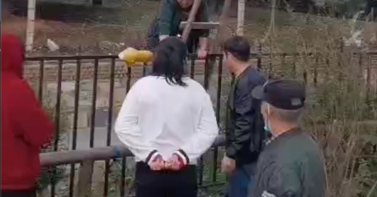 大连一小区烂尾8年 业主维权未果住进没水没电没电梯的毛坯房