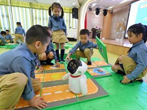 中共中央提出降低生育、养育、教育成本 中国人民大学副校长杜鹏建议建立更加友好的生育环境，解决人们的后顾之忧