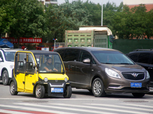 老年代步车“四不像”不是“四不管”的理由 