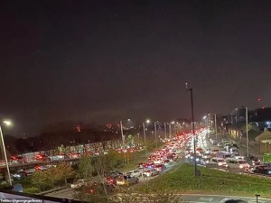 堵车2000公里！英国第二次“封国”，数万人逃离伦敦，有人花21万订私人飞机也要跑