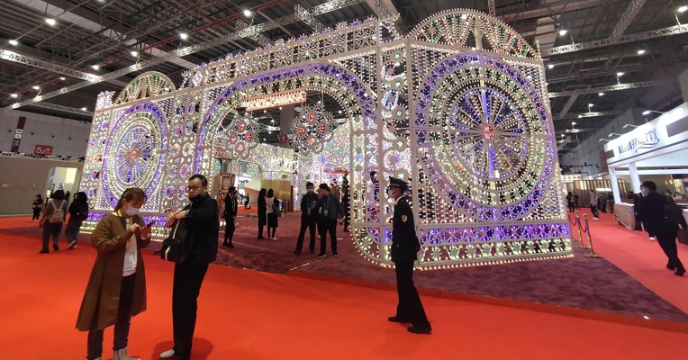每经记者逛进博丨100名中国儿童点缀巨型乐高星球 大牌潮牌云集谁最吸睛？