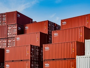 海关总署：前10月我国贸易顺差2.71万亿元，同比增长16.9%，服装、鞋靴、箱包等出口下降