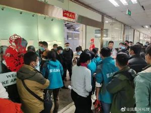 蛋壳公寓又陷风波，总部门口数百人讨债！公司回应：不会跑路