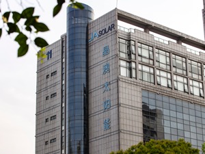 68岁“中国硅王”靳保芳被查：带领晶澳科技回A股将满一年 两周前曾现身投产仪式