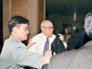 美心创办人逝世，与女儿成立内地首家中外合资企业，获得过金紫荆星章