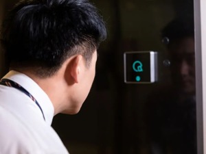 听说售楼部有人脸识别，精准识别可卖高价！无奈之下，他们带着头盔来了…