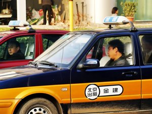 司机吐槽“接大单就是碰运气”！网约车大潮下，出租车该何去何从？