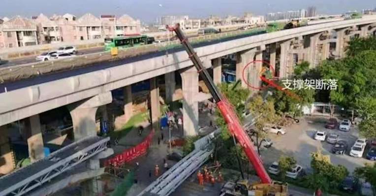 直击广州在建人行桥滑落现场，无人员伤亡有车受损
