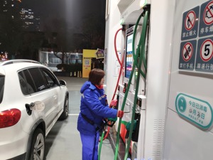 成品油价两连涨！ 加满一箱将多花10元 分析师：预计下一轮成品油价上调的概率较大