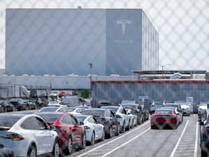 特斯拉再发“失控”事故：车辆撞入居民楼，住户称感觉“像地震”，直呼“逃过一劫”