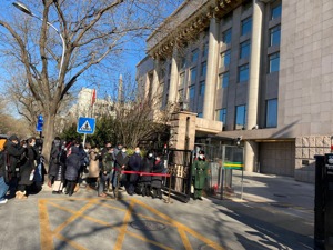每经记者直击医保谈判第三日场外：投行券商人士急探消息，PD-1市场几大厂商齐聚