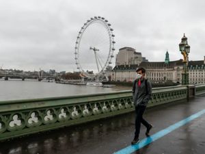 英国病毒变体9月已在当地传播，南非又发现另一种变异病毒，多国断航！张文宏这样说…