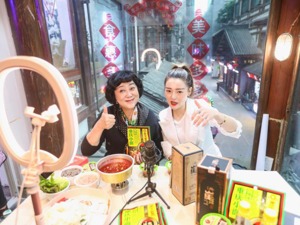 拼多多首届“火锅节”：“火锅皇后”何永智直播为重庆火锅代言