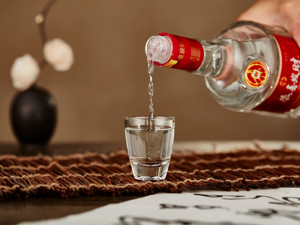 酒“打翻”了，酿酒股遭“团灭”！一顶级机构透露明年重大战机！