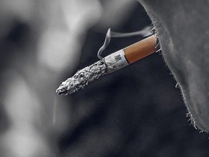 吸烟使人变穷？调查报告：吸烟人群家庭贫困概率显著增高！有网友不服