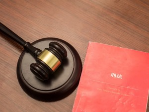 12岁！最低刑责年龄下调，冒名顶替、高空抛物、抢公交车方向盘也要负刑责
