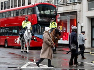 多国发现变异新冠病毒；比特币突破26500美元；英欧达成“脱欧”后贸易协议；特斯拉被纳入标普指数首日暴跌6.5%|一周国际财经
