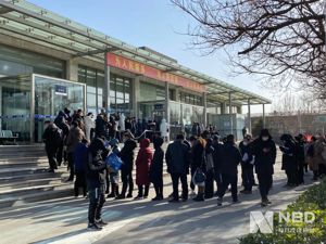 北京摇号新政实施倒计时：夫妻间车辆变更抢滩“窗口期”，车管所下班延至晚8点，部分4S店已无新车可卖