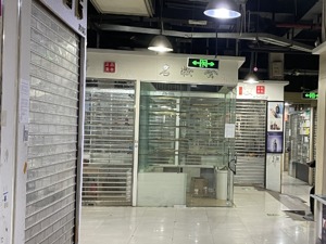 华强北“寒流”： 美妆商铺近日大多闭店  商场遍布“打击走私”标语