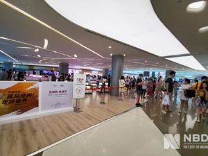 奢侈品又涨价！一个CHANEL包一年半调价4次，但这家中国公司才是最大赢家​
