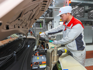 2020年中国汽车制造业工业增加值同比增速明显高于上年