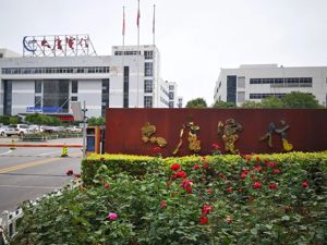 背靠央企，曾与华为齐名的巨头命悬一线：主业连亏10年即将资不抵债，417亿市值已成泡影