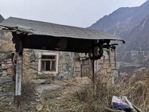 一条山沟两座村 一“去”一“留”两相照