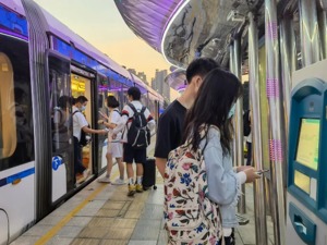 烧掉26亿修的有轨电车，日载客竟不足3000人，政协委员喊拆！当初为何要建，谁买单？