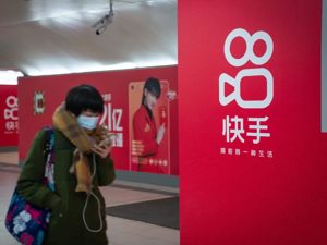 暴涨200%，市值万亿，超越中国移动、农行！快手上市，两位80后身家双双超1000亿，马化腾也是大赢家