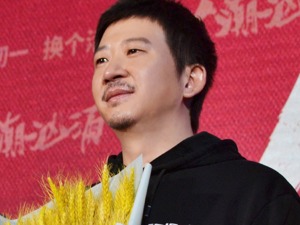 “杀”进春节档  《人潮汹涌》导演饶晓志：“换个活法”搏一搏