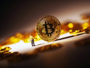 特斯拉大手笔加持 比特币逼近5万大关；散户逼空事件将召开听证会；软银愿景基金“凤凰涅槃”；美半导体业向拜登“求助”|一周国际财经