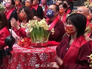 春晚口罩火了，网上同款月销1万+！这家“神车”厂现身打假：只赠不卖，网上的均非“正品”