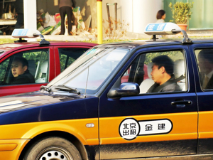 每经记者新春走基层 | 就地过年的“摆渡人”：这个春节，在路上