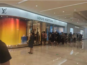 连续涨价也无法弥补损失，2020年奢侈品最大输家竟是TA