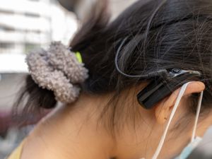 全球超4亿人听力受损 高科技企业试图用AI帮助听障者“听得更清”