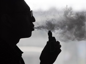 暗访电子烟违规销售：线上死灰复燃 未成年人门槛形同虚设 每经记者调查发现电子烟销售市场诸多“漏洞”；最强监管正当其时