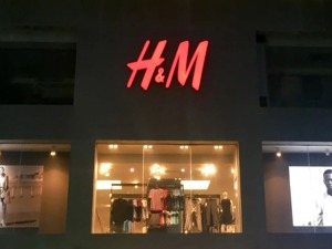 惹众怒！H&M迷惑回应！天猫、京东、拼多多、华为、小米、vivo纷纷出手，连百度地图都搜不到了