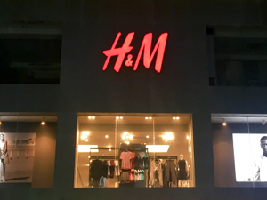 “碰瓷”新疆棉花的H&M：在华门店数连续三年下降，背后还有国产品牌崛起