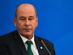 国防部长辞职！外交部长请辞！这个国家过去一周新冠死亡数超欧盟，最大城市用校车搬遗体...