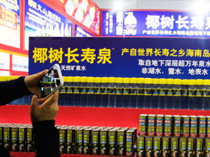 “硬核”回应招聘信息被查  海南椰树为何难改“土味”画风？