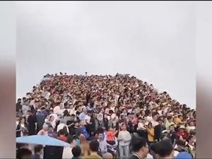 火爆！石桥成“人桥”，景区门口大排“长龙”，酒店满房，连景区文创都卖断货了…