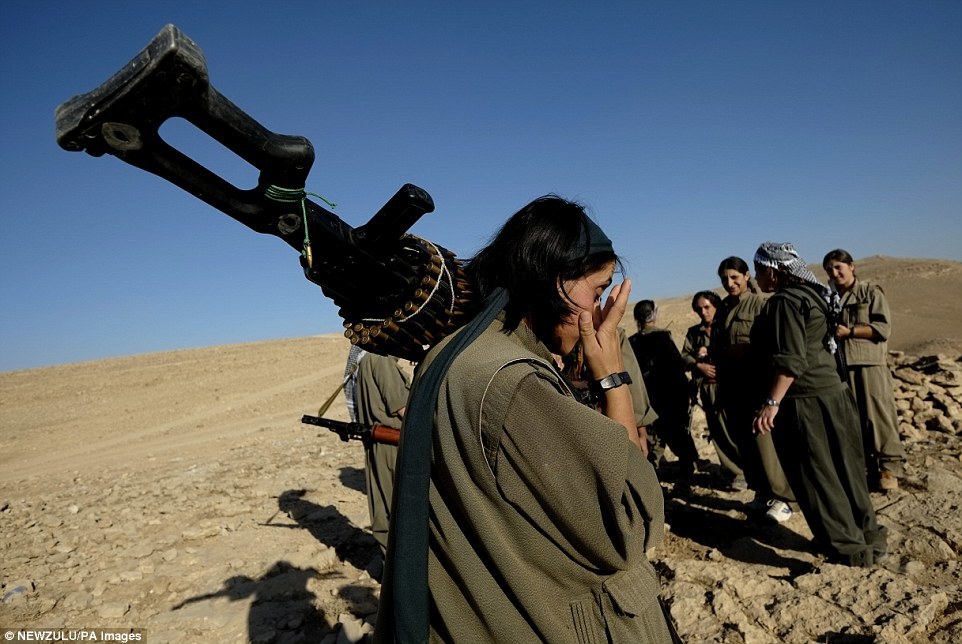 库尔德武装的女成员携带重型武器抵抗ISIS极端组织。