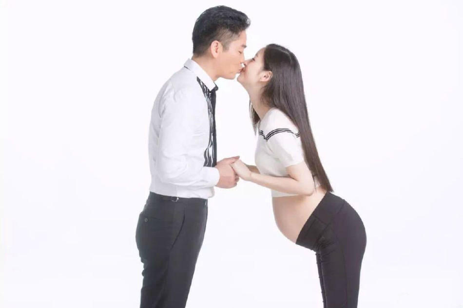 随后，这组图被网友在微博上疯传，网友称，目测奶茶应有5、6个月的身孕。