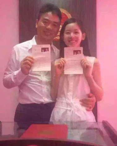 京东高级副总裁徐雷也在微博中晒出京东CEO与章泽天（奶茶妹妹）结婚证，证实两人已领证结婚。