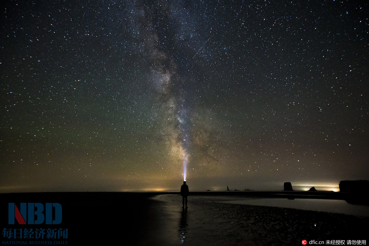 摄影师在美国华盛顿La Push第二海滩。