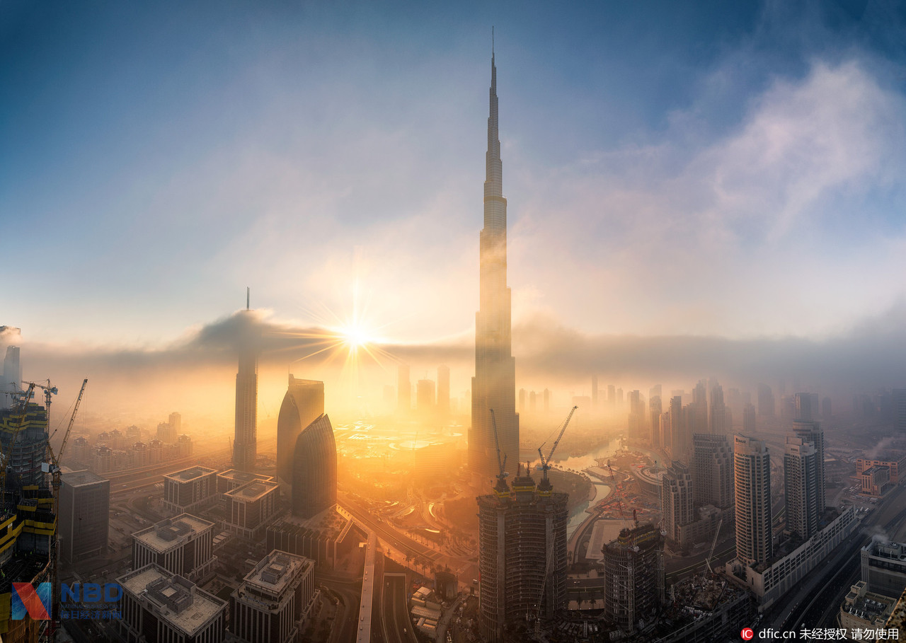 迪拜摩天大楼漂浮云雾之中 唯美似"天空之城"