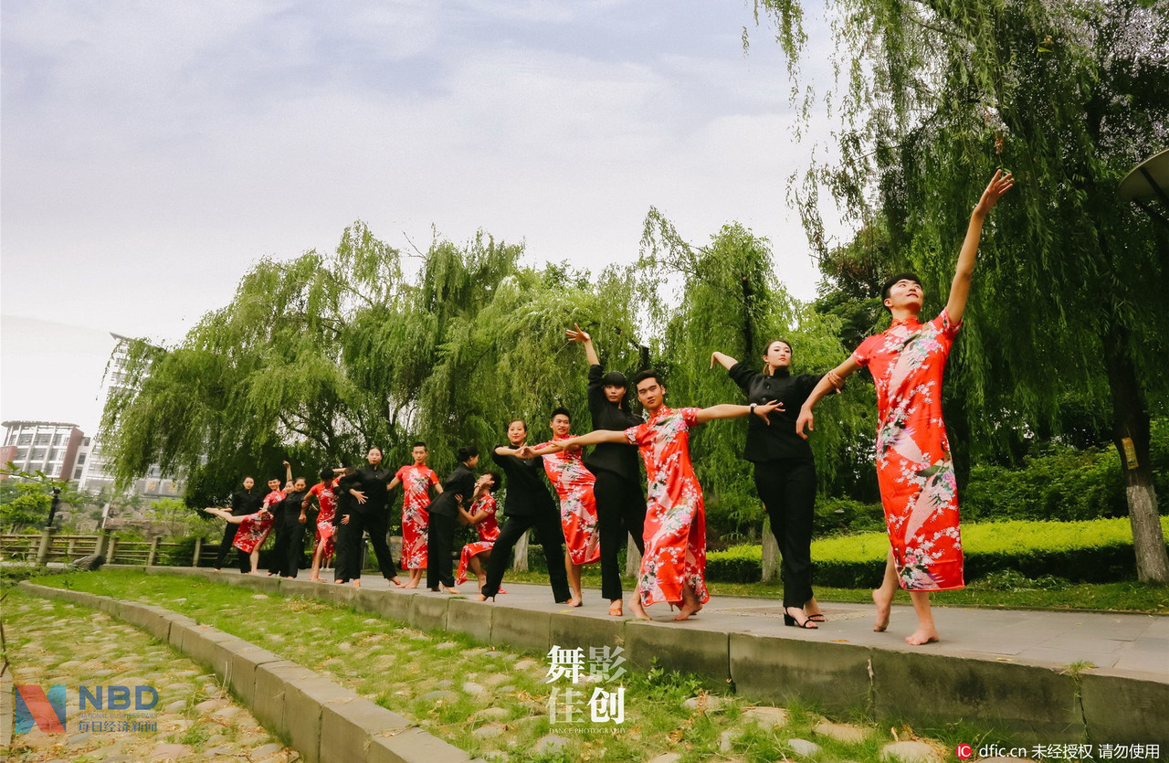 近日，网络晒出一组四川师范大学舞蹈学院2012级舞蹈表演（国标舞）专业毕业生拍摄的个性毕业照，男生反串穿旗袍，那舞姿、那眼神、那白花花的大长腿！女生着中山装，帅气逼人！网友评论，“oh my god，这是我看到过的最妖艳毕业照，没有之一!”   