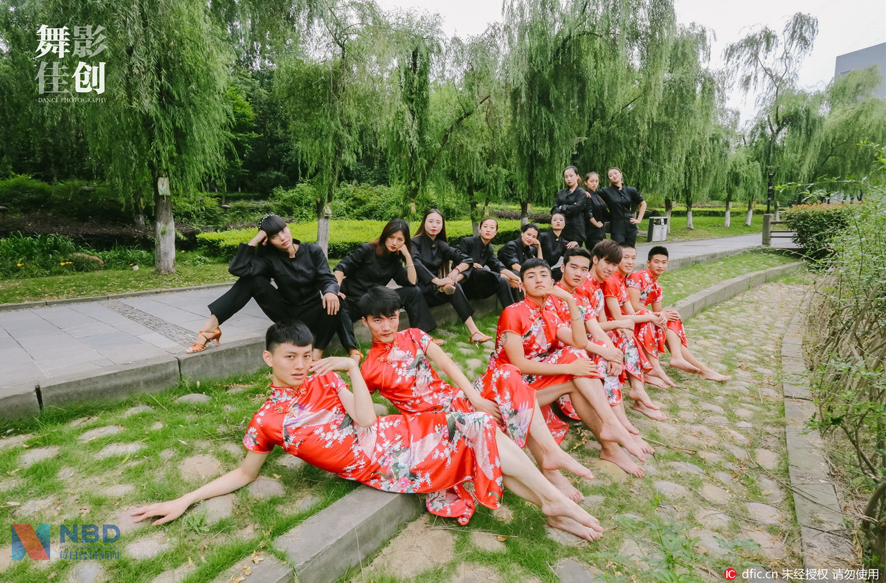 近日，网络晒出一组四川师范大学舞蹈学院2012级舞蹈表演（国标舞）专业毕业生拍摄的个性毕业照，男生反串穿旗袍，那舞姿、那眼神、那白花花的大长腿！女生着中山装，帅气逼人！网友评论，“oh my god，这是我看到过的最妖艳毕业照，没有之一!”   