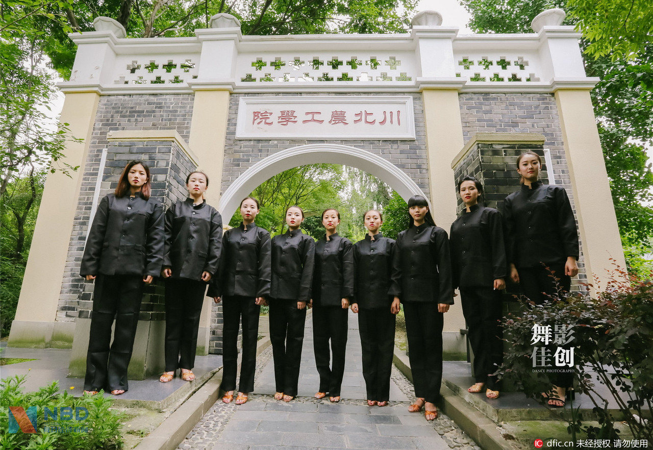 近日，网络晒出一组四川师范大学舞蹈学院2012级舞蹈表演（国标舞）专业毕业生拍摄的个性毕业照，男生反串穿旗袍，那舞姿、那眼神、那白花花的大长腿！女生着中山装，帅气逼人！网友评论，“oh my god，这是我看到过的最妖艳毕业照，没有之一!”   