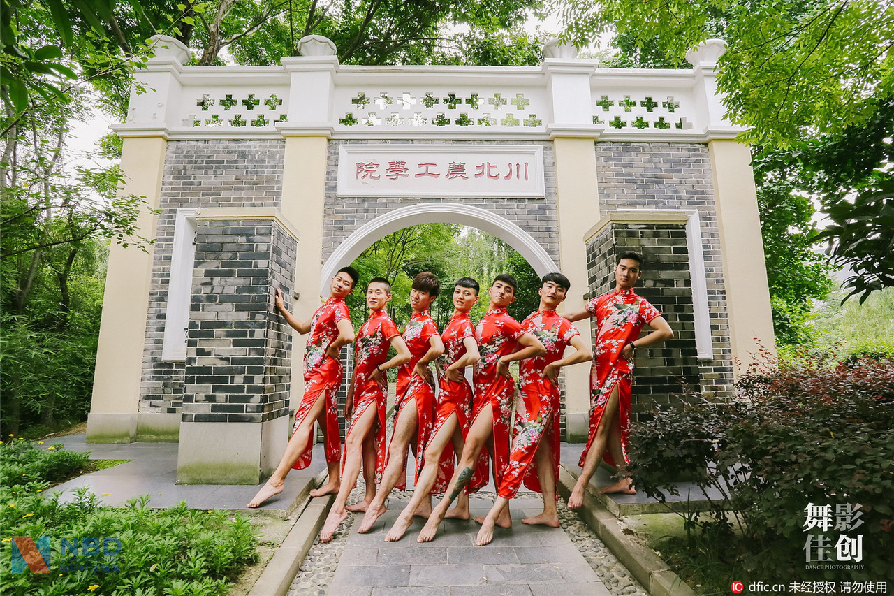 近日，网络晒出一组四川师范大学舞蹈学院2012级舞蹈表演（国标舞）专业毕业生拍摄的个性毕业照，男生反串穿旗袍，那舞姿、那眼神、那白花花的大长腿！女生着中山装，帅气逼人！网友评论，“oh my god，这是我看到过的最妖艳毕业照，没有之一!”   